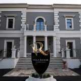 ...l� dove si staglia il logo di Villa Renoir poggiato su una base di pietra